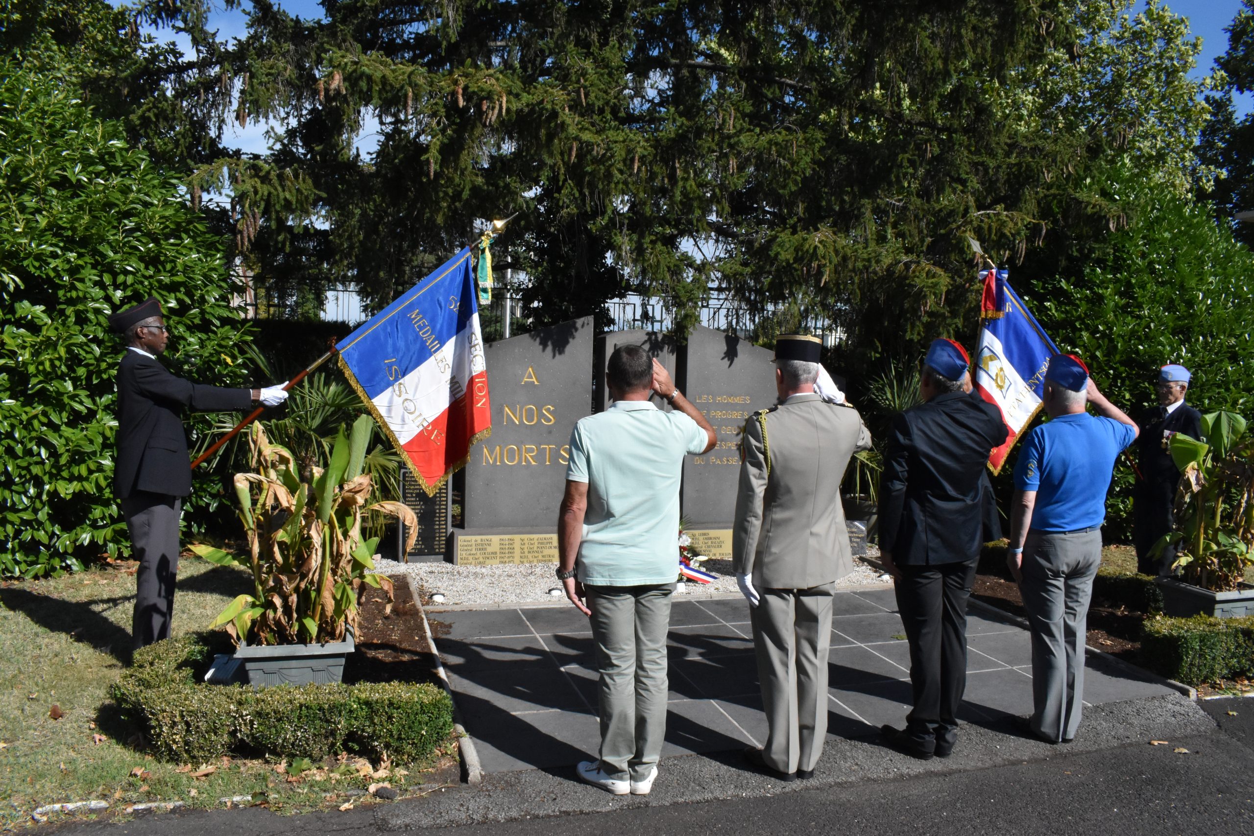 Au monumenht aux morts de l'école 2