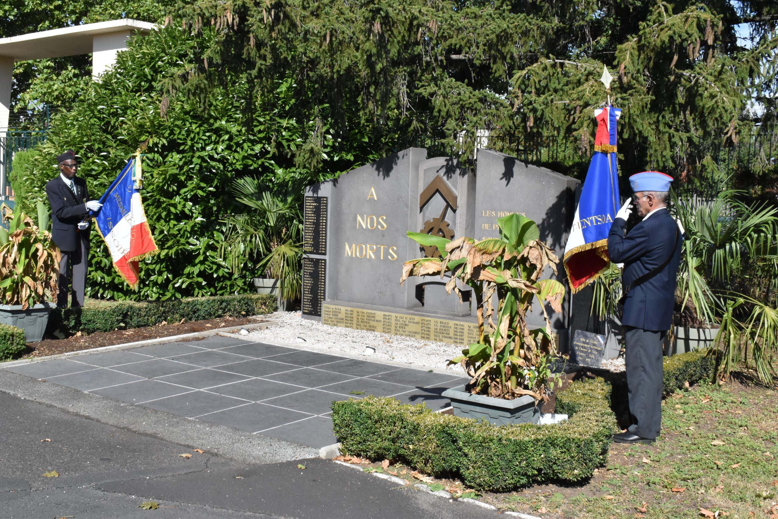 Au monumenht aux morts de l'école