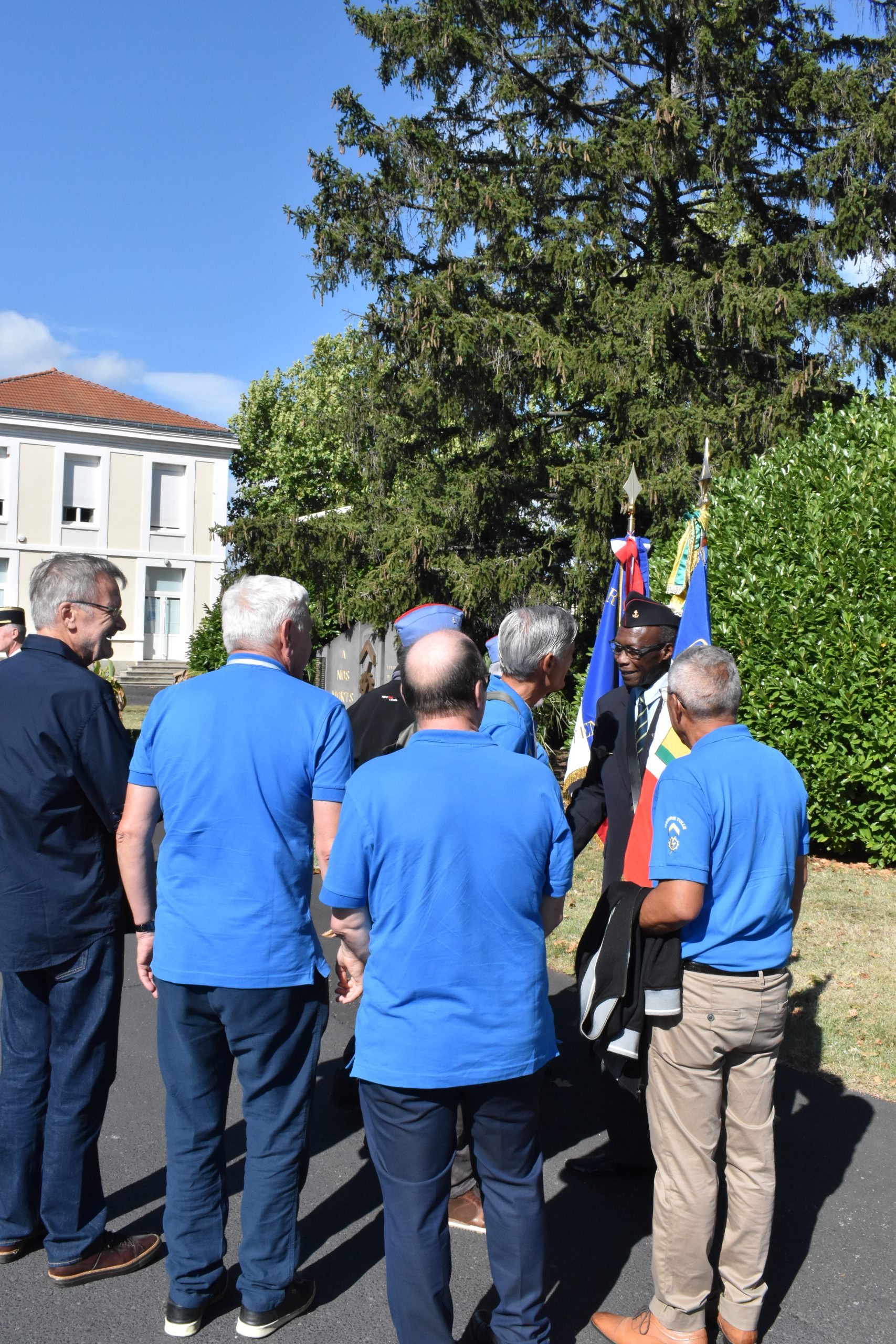 Les anciens élèves vont saluer leur ancien 2