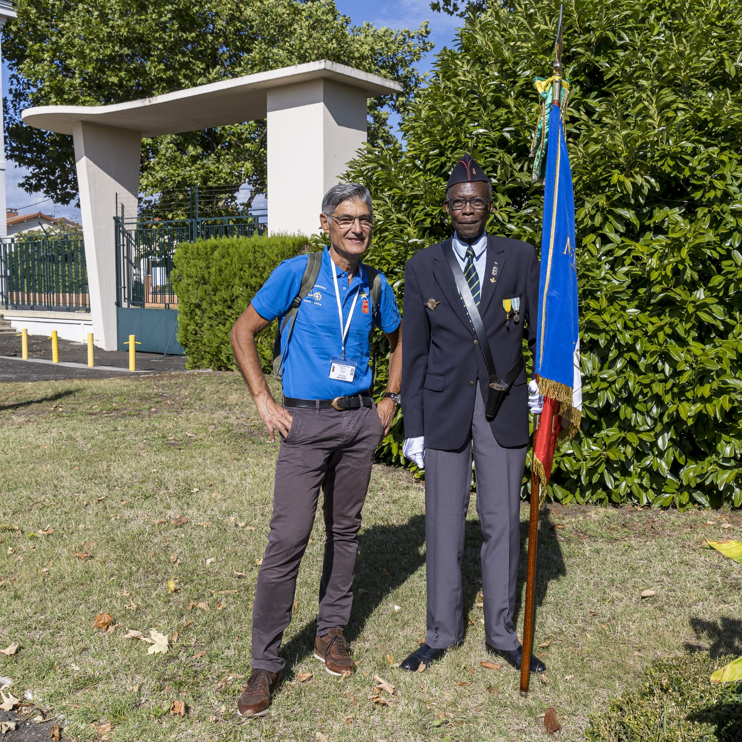 Les anciens élèves vont saluer leur ancien 3